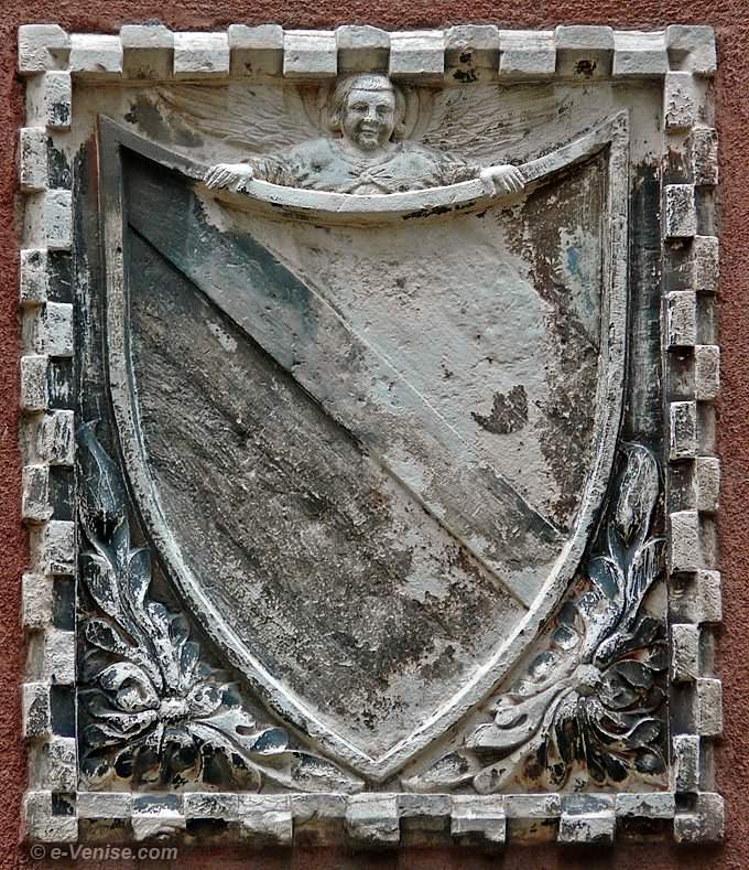blason de la famille Contarini, surmonté d'un ange salizada san Canzian 