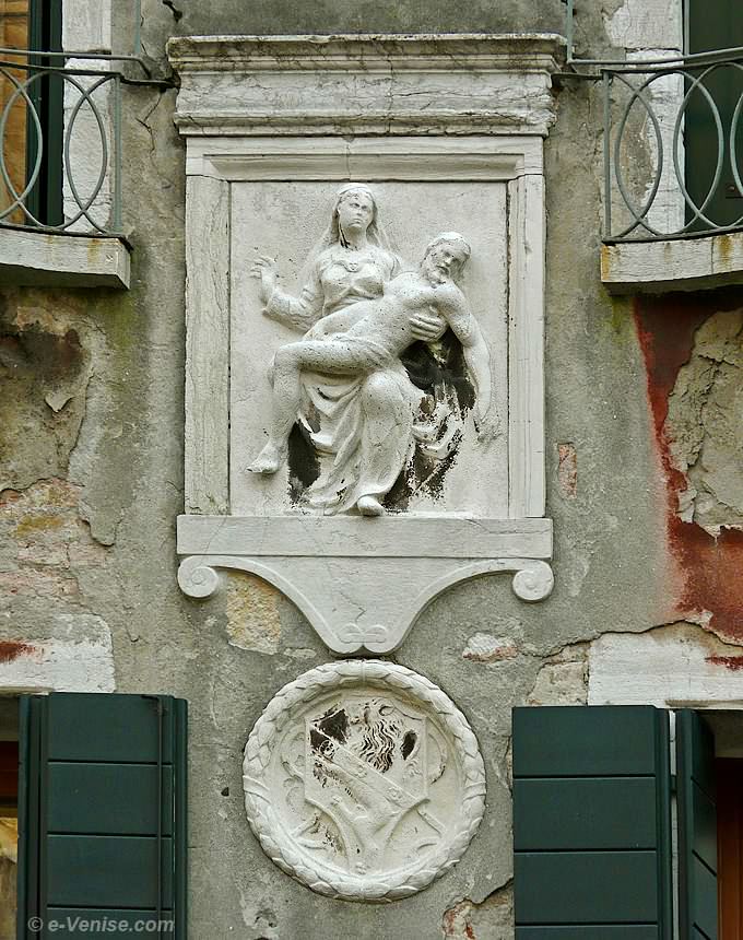 rio de Santa Marina Ponte Cristo à Venise, blason de la Famille Lion du XVe siècle et pietà