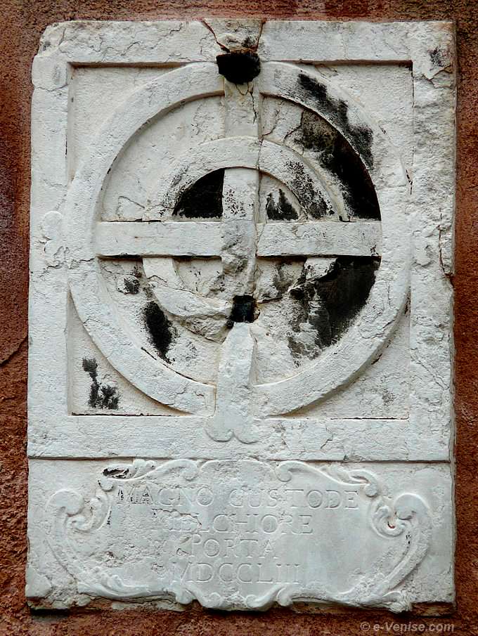 symbole de la Scuola della Carità sur le rio dei Gesuiti dans le Cannaregio à Venise