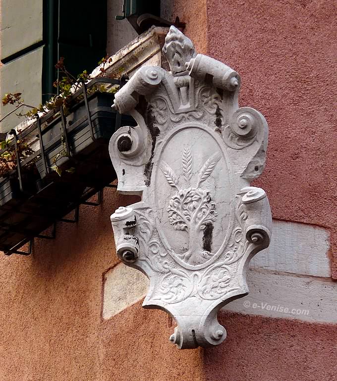 sculpture palazzo Perducci Fondamenta Priuli à Venise