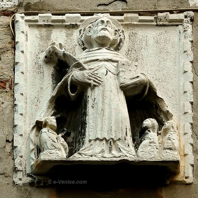 Sculpture Saint Dominique Saint Pierre Martyr Sainte Catherine d'Alexandrie et Sainte Catherine de Sienne Salizada del Pistor dans le Cannaregio à Venise