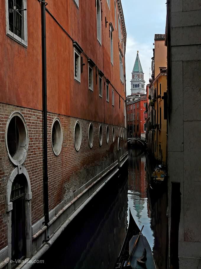 Rio de San Salvador dans le sestiere de San Marco à Venise. A gauche, l'ex-couvent de San Salvador, construit au XVIe siècle par Sansovino