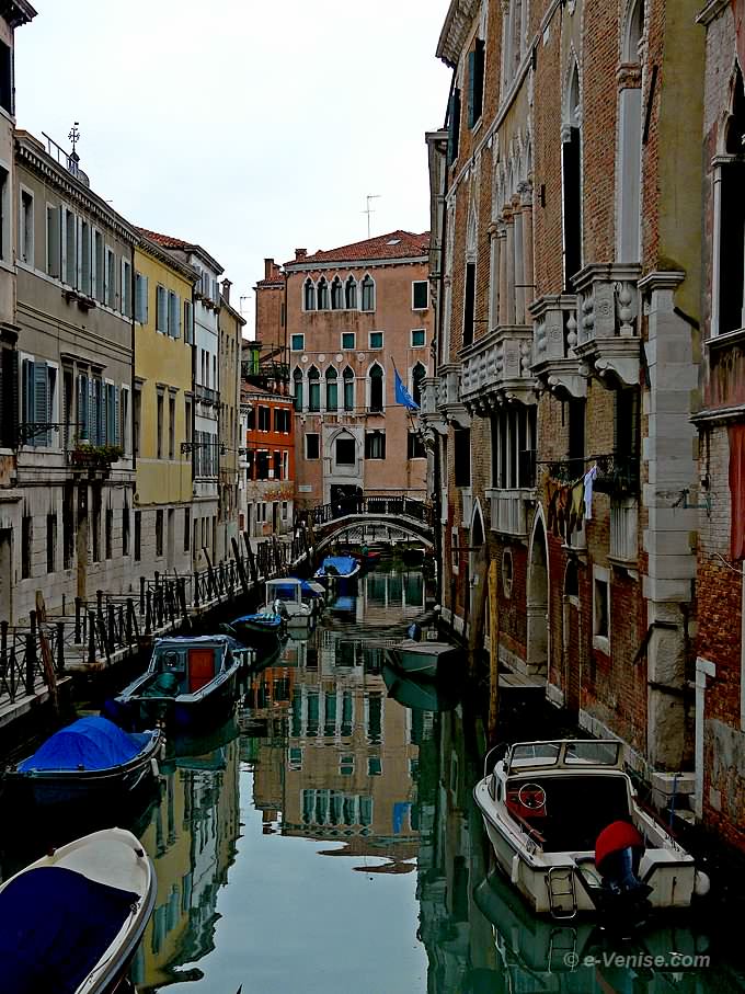 rio de San Severo avec au fond le palazzo Priuli et à droite le palais Zorzi-Bon dans le Castello à Venise
