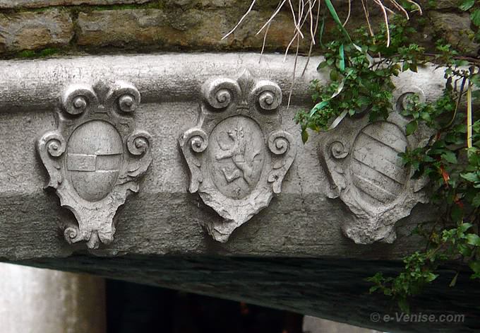 blasons du pont dei Santi Apostoli à Venise, Balbi, Pisani et Contarini