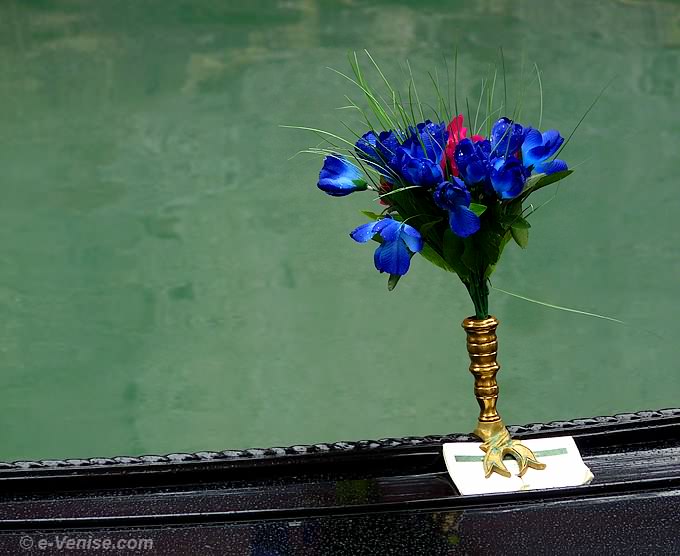 bouquet de fleurs à la proue d'une gondole à Venise