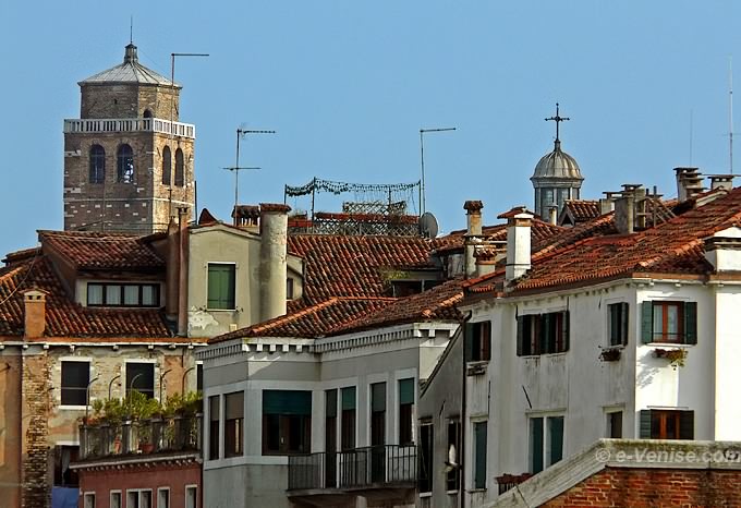 campanile et du sommet de la coupole de l'église de S.Geremia à Venise