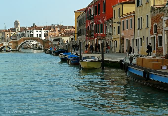 canal de Cannaregio à Venise avec au fond le pont dei Tre Archi et sous son arche principale, le pont Crea