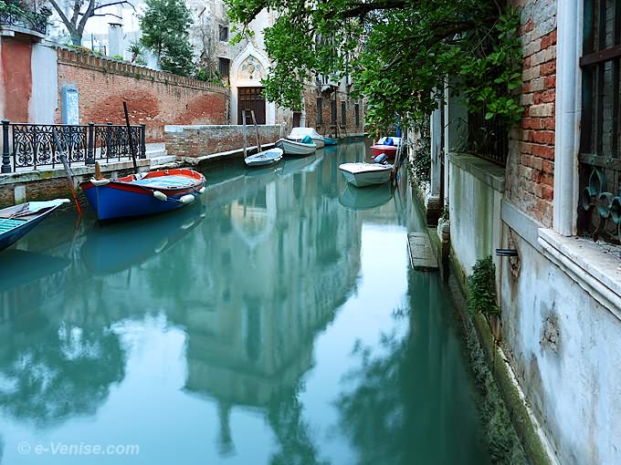rio de la Panada Fondamenta de le Erbe à Venise entrée du Palazzo Van Axel du XVe siècle