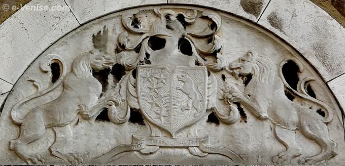 2126 A Campo de la Tana Armes blason avec la devise AVT OMNIA AVT NI HIL à Venise
