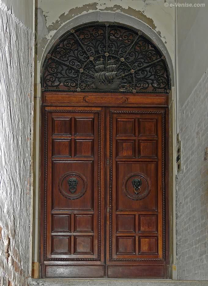 2126 A Campo de la Tana à Venise porte avec un bateau en bronze