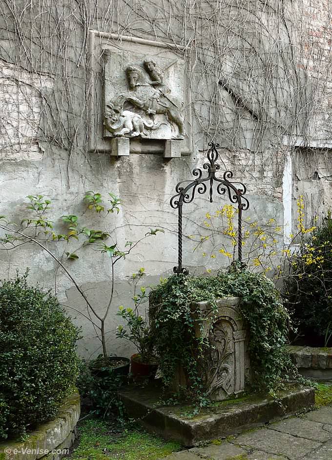 2126 A Campo de la Tana à Venise Saint Georges combattant le Dragon et petit puits