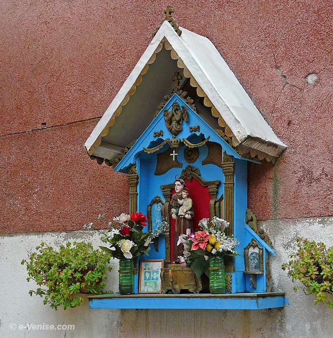 Tabernacle à Saint Antione dans la Corte della Borsa dans le Castello à Venise
