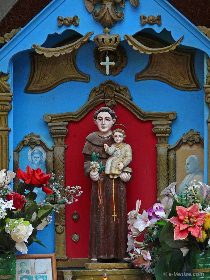 Niche votive Saint Antione avec l'enfant Jésus dans ses bras, Corte della Borsa dans le Castello à Venise