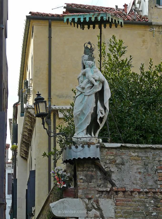 Vierge à l'enfant couronnée avec un scapulaire de San Francesco de la Vigna Venise