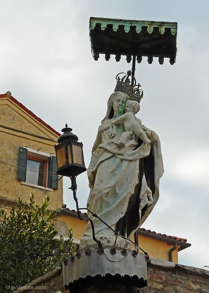 Vierge à l'enfant couronnée avec un scapulaire de San Francesco de la Vigna Venise