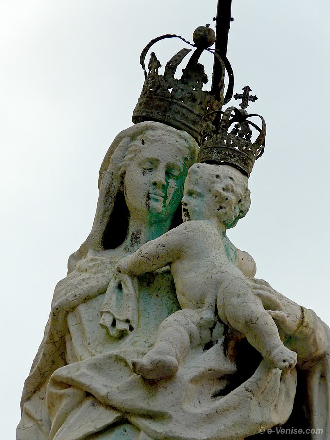 Vierge à l'enfant couronnée avec un scapulaire de San Francesco de la Vigna Venise