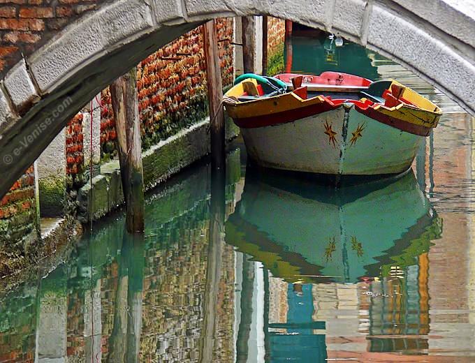 barque sur le rio de San Zanivono dans le Castello et sous le ponte Storto à Venise 