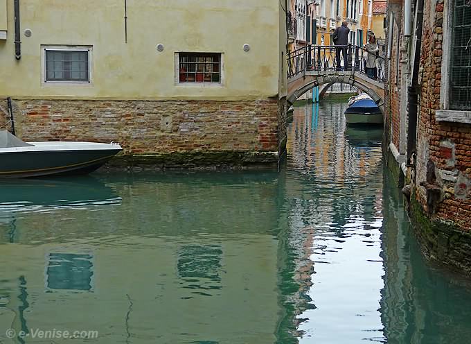 pont dei Carmini a l'angle du rio de San Zanivono et du rio de San Provolo dans le Castello à Venise