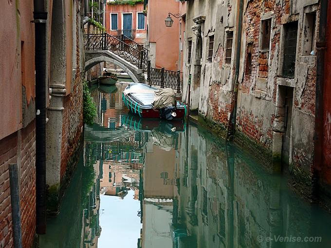 rio de San Zanivono avec le petit ponte Storto dans le Castello à Venise