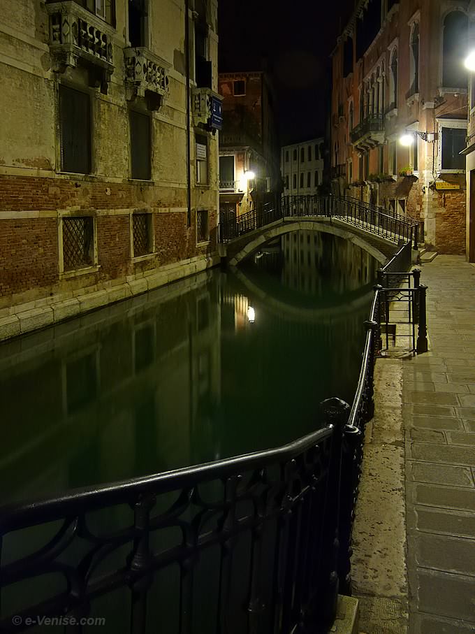 Le rio de San Severo avec au fond le pont Cavagnis à Venise