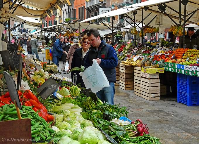 étals de fruits et de légumes au rio Terra San Leonardo dans le Cannaregio à Venise
