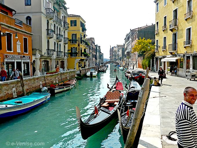 gondolier et gondole au rio de San Vio dans le Dorsoduro à Venise