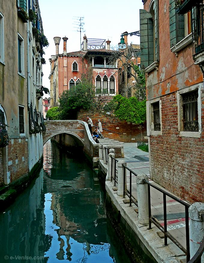pont de San Cristoforo sur le rio de le Toresele, avec au fond le Palazzo Dario dans le Dorsoduro à Venise