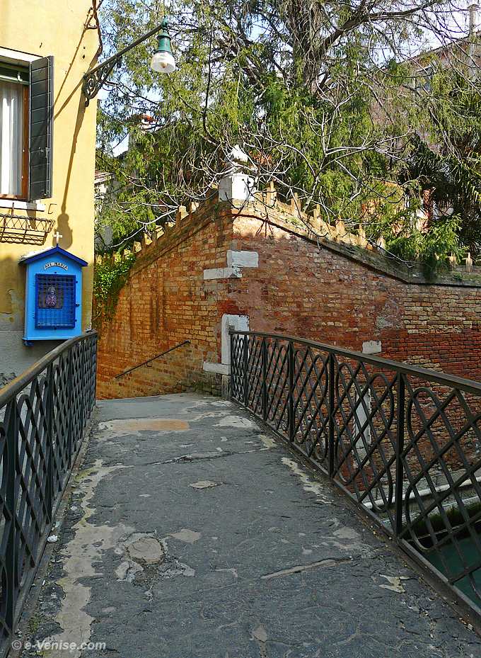 pont de l'Arco dans le Castello à Venise avec sa petite niche votive en bois couleur d'azur