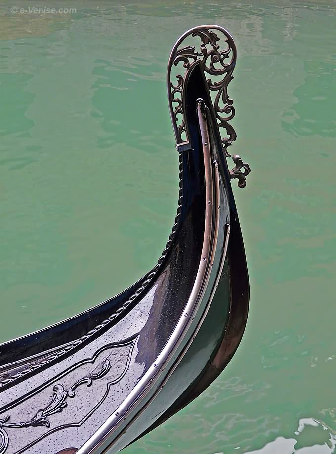 fer de poupe d'une gondole à Venise