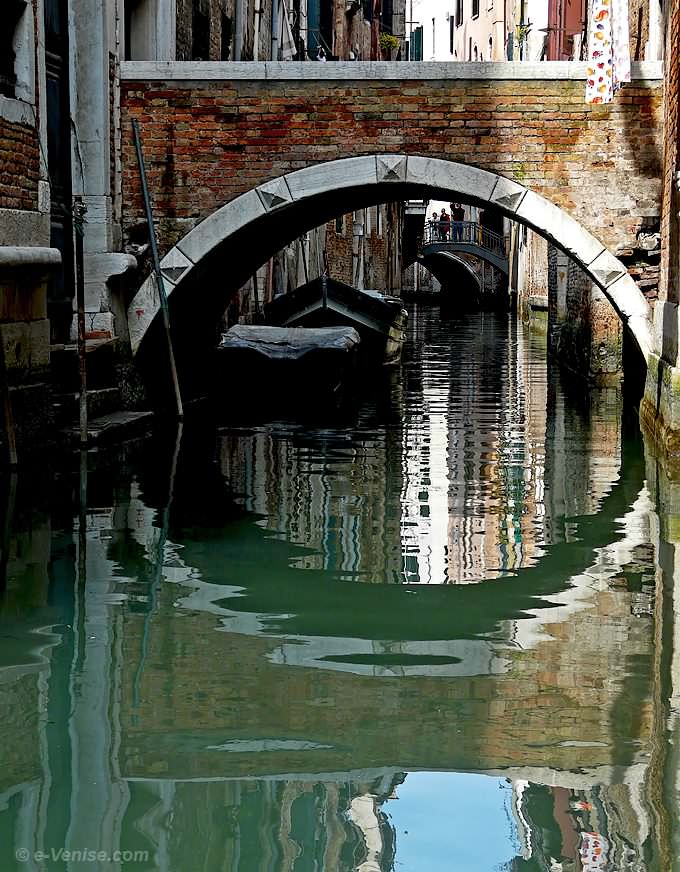 pont Raspi en pierre d'Istrie et briques sur le rio de le Becarie dans le sestiere de San Polo à Venise