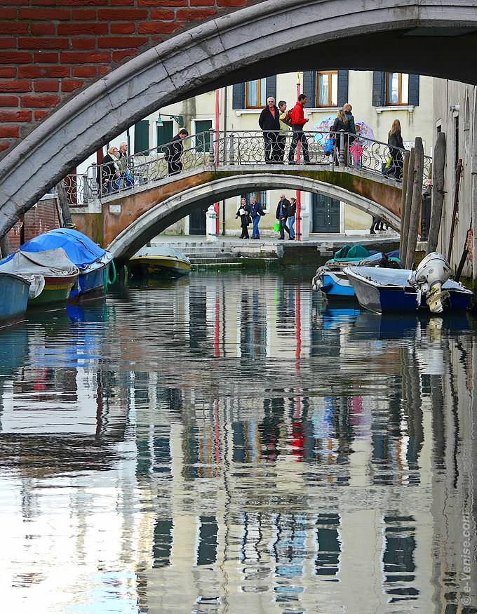 rio et pont del Mondo Novo dans le Castello à Venise