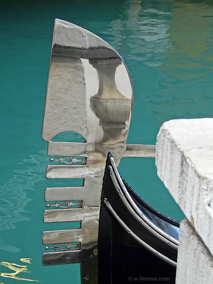 ferro di prua fer de proue des gondoles à Venise