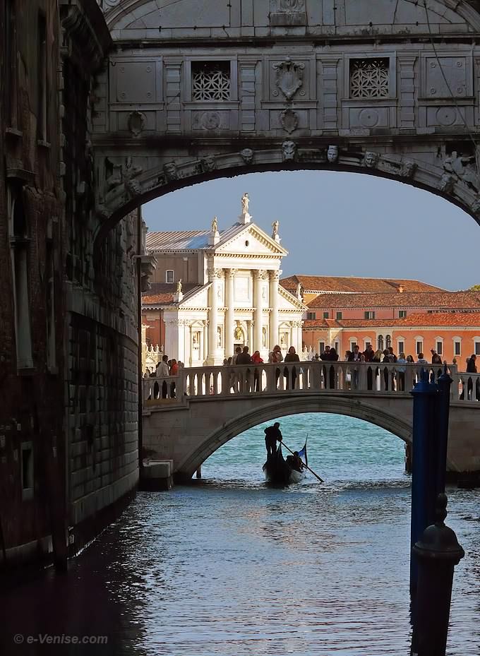 pont des soupirs avec au fond l'église de l'île San Giorgio di Maggiore à Venise