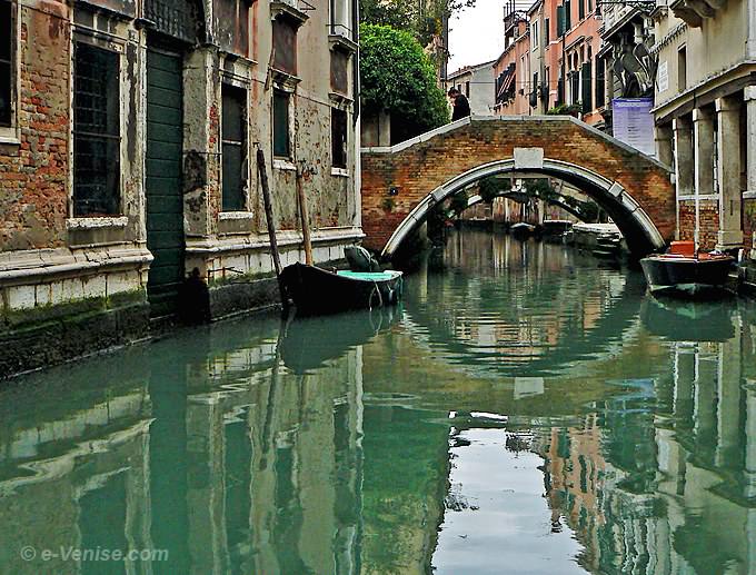 rio et pont de ca' Widmann à Venise dans le Castello