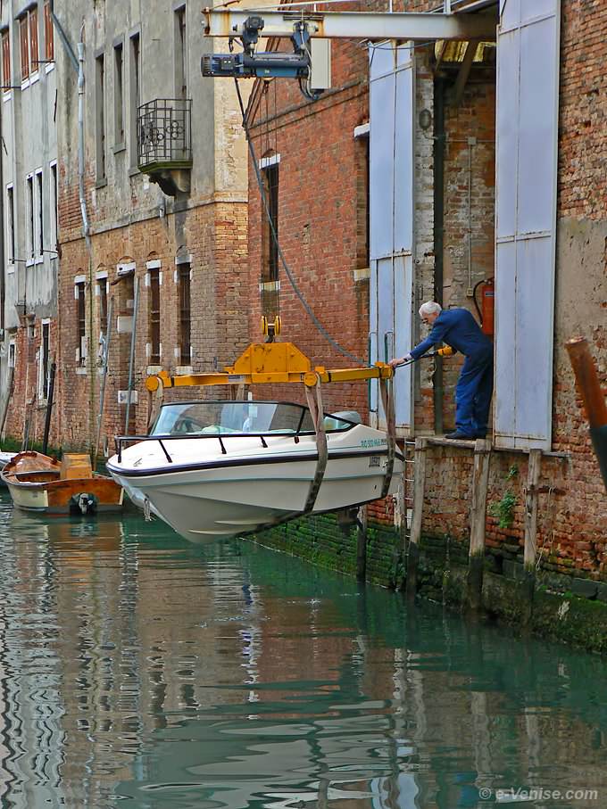 bateau à moteur rio del Gozzi dans le Cannaregio  à Venise