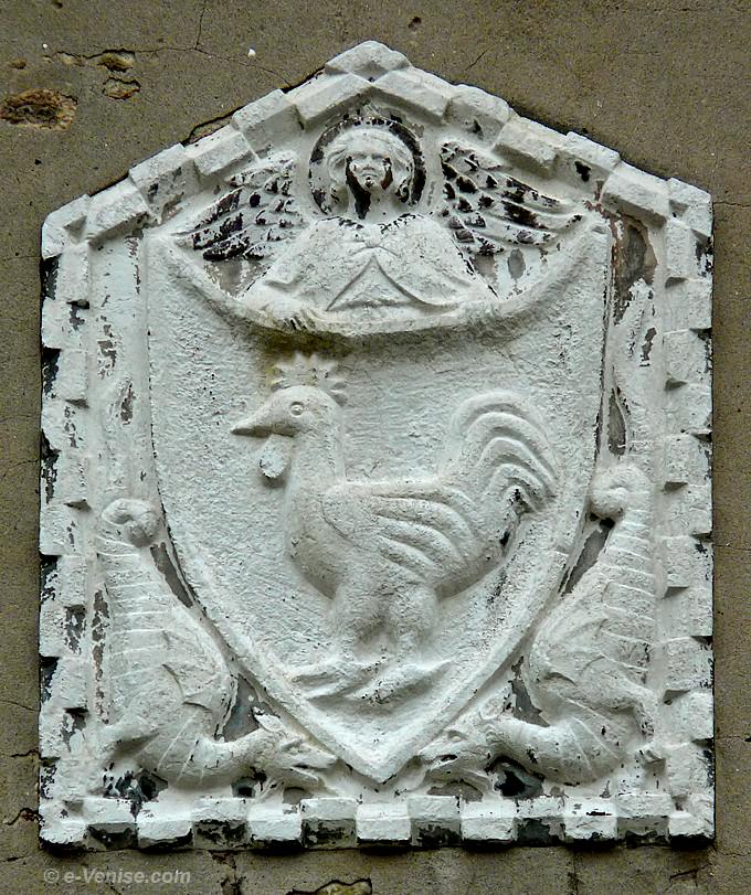 sculpture du XIVe-XVe siècle blason Galli ou Muranesi campo santa Marina à Venise