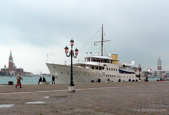 bateau sur la riva dei sept Martiri à Venise