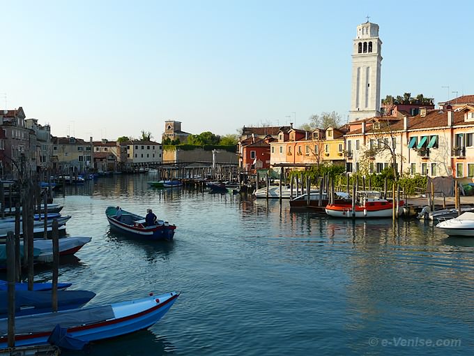 campanile et canal de San Piero du Castello à Venise