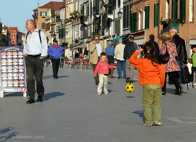 Enfants qui jouent au ballon Via Garibaldi dans le Castello à Venise