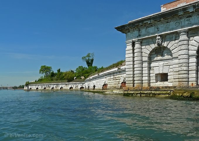Le Fort Sant' Andrea à la Bocca Sant Andrea du Lido dans la lagune de Venise