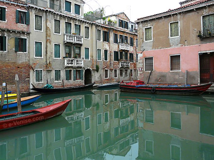 bateaux sur le rio de San Boldo à Venise