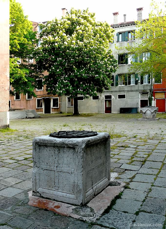 croix grecque du puits du campiello del Piovan dans le Castello à Venise