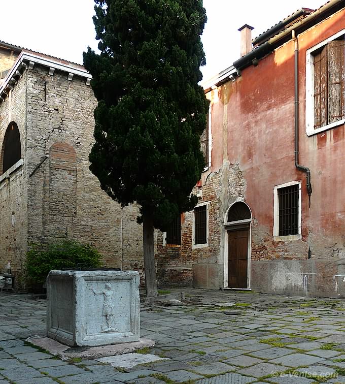 puits du XVIe siècle avec Saint Jean Baptiste et une Croix Grecque sur le campiello del Piovan dans le Castello à Venise