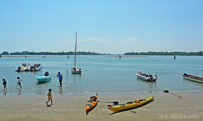 plage et bacan de l'île de Sant' Erasmo à Venise