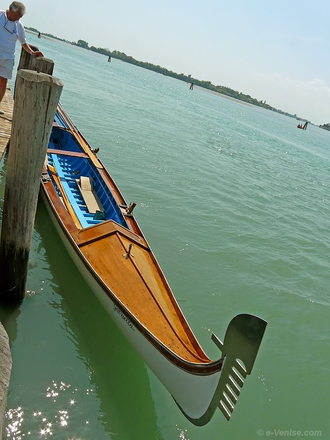 gondole de course de la Querini sur l'île de Sant' Erasmo à Venise