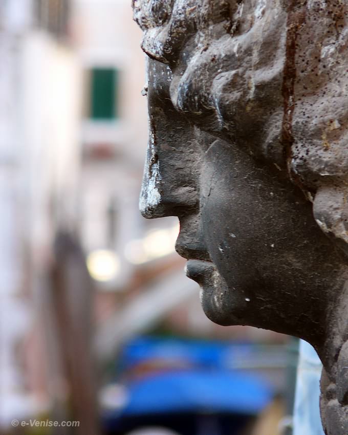 Tete de femme de la porte d'eau sur le rio de la pietà à Venise