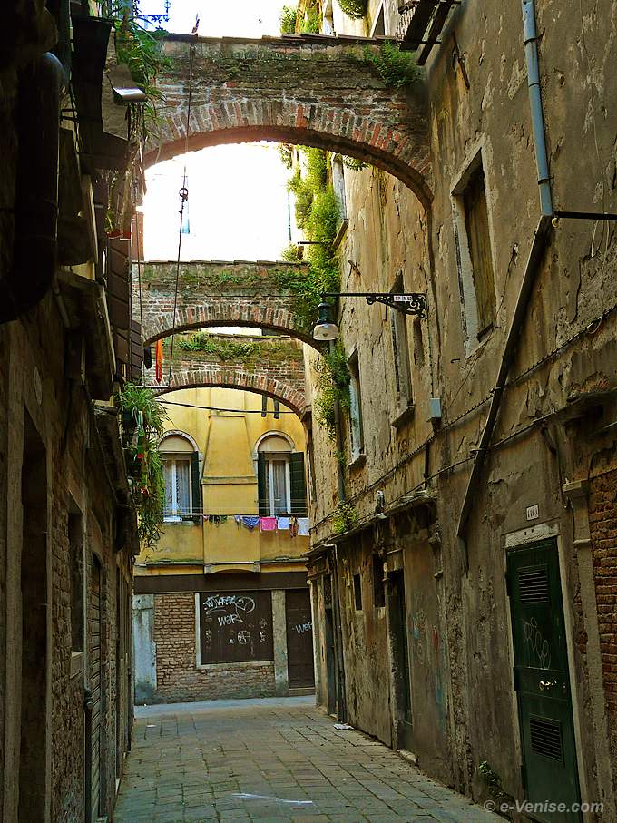 calle del pozzetto avec ses arches dans le sestiere de San Polo à Venise