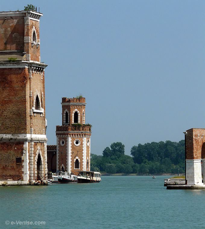 Tours d'entrée sur la lagune de l'Arsenal de Venise