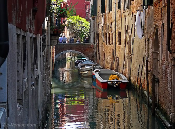 rio de le becarie avec son petit pont Raspi dans le sestiere de Santa Croce à Venise