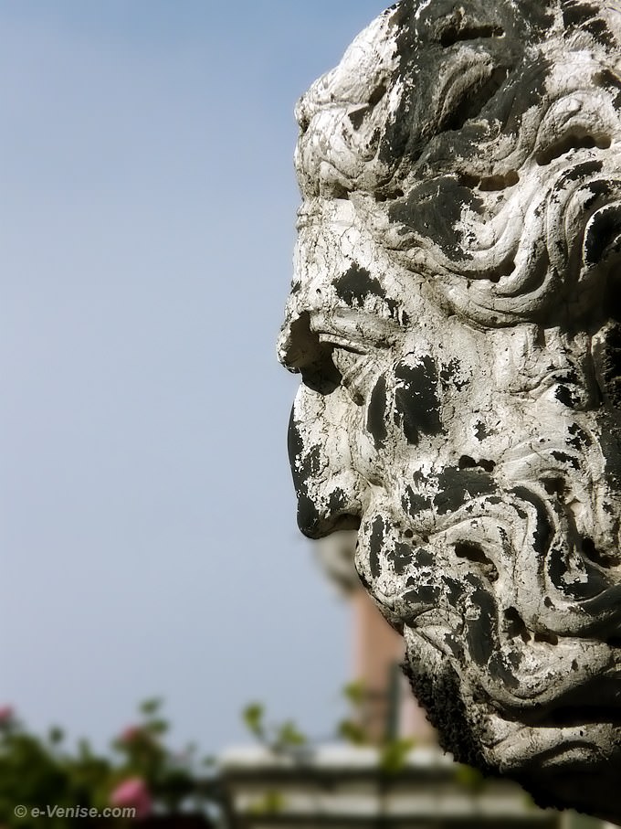 tête d'homme barbu au-dessus de la porte d'eau d'une maison située à l'angle du pont Santa Maria Mater Domini sur le rio de le Do Torre à Santa Croce à Venise